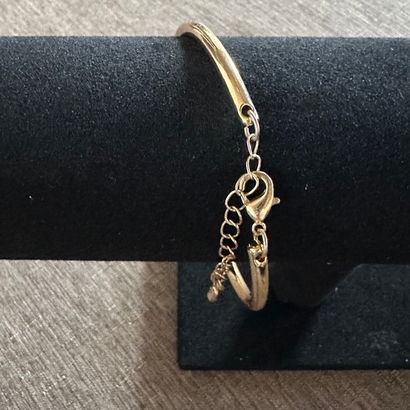 H&M GOLD LOVE KNOT BRACELET - Picture 3 of 3